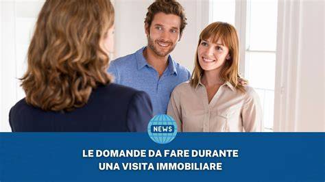 Agente immobiliare durante visita appartamento