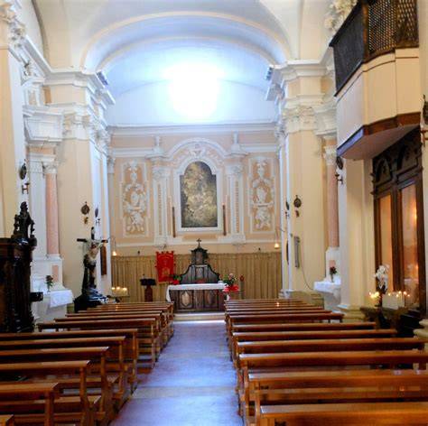 Interno navata unica chiesa Piazza Frattini