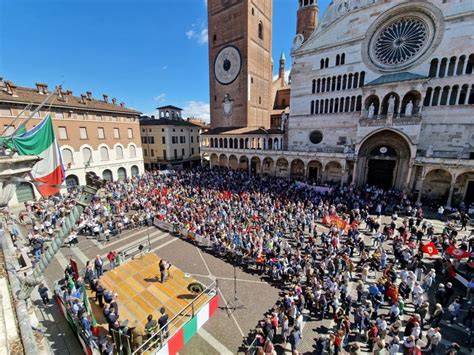 Preghiera silenziosa in una piazza affollata