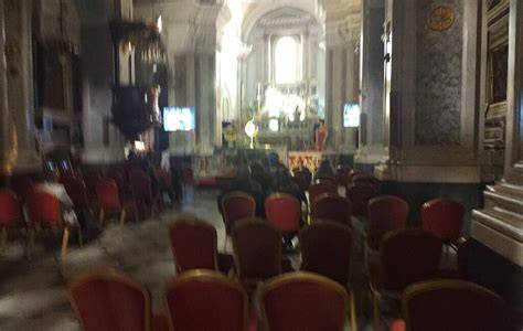 Chiesa aperta di notte per la preghiera