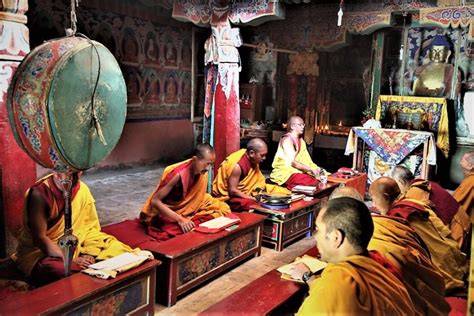 Maestri buddhisti tibetani in monastero