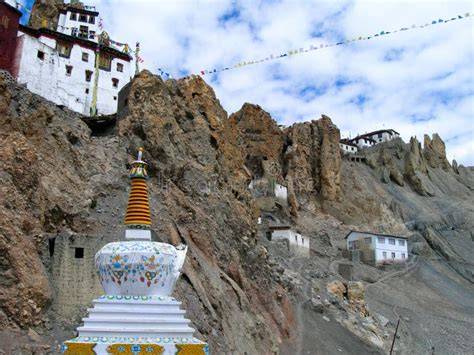 Monastero tibetano tra montagne himalayane