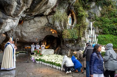 Processione mariana con fiaccole Lourdes