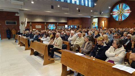 Fedeli riuniti in chiesa per salutare parroco