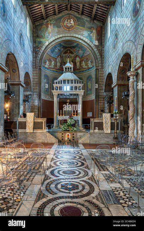Altare maggiore e ciborio cosmatesco