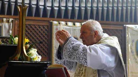 Padre Pio celebra la Santa Messa