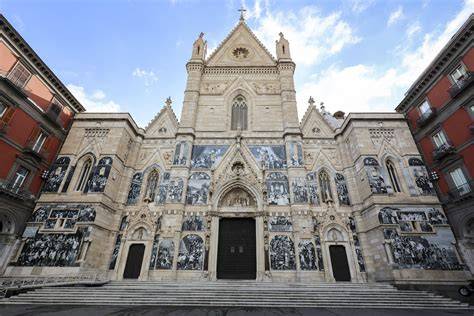 Duomo di Napoli facciata e via Duomo