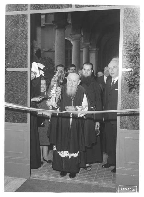 Ministro benedice famiglia in casa
