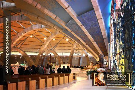 Fedeli in preghiera presso il santuario di Padre Pio