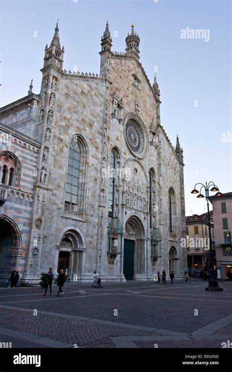 Facciata gotica del Duomo di Como