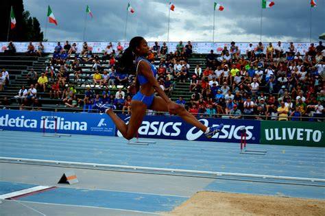 Atlete salto in lungo gara atletica