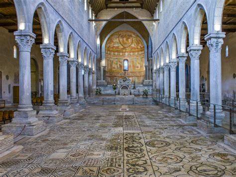 Capitelli medievali e pavimento musivo chiesa