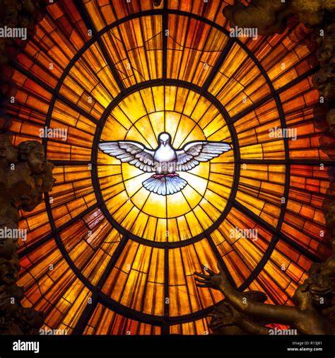 Colomba dello Spirito Santo vetrata Basilica San Pietro