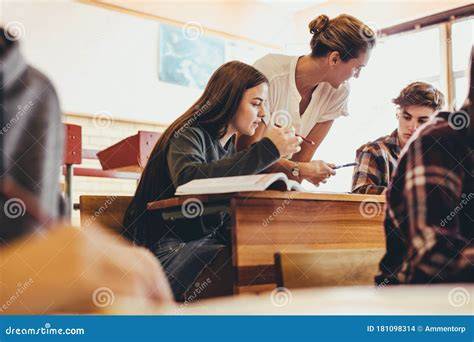 Insegnante e studenti durante una lezione