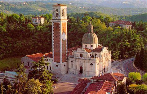 Santuario di Monte Berico illuminato di notte