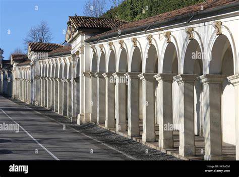 Porticato di Monte Berico con pellegrini