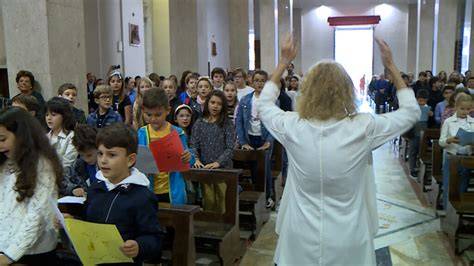 bambini che cantano durante Messa