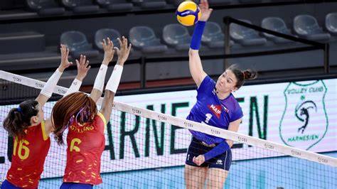 schiacciatrice pallavolo femminile in attacco