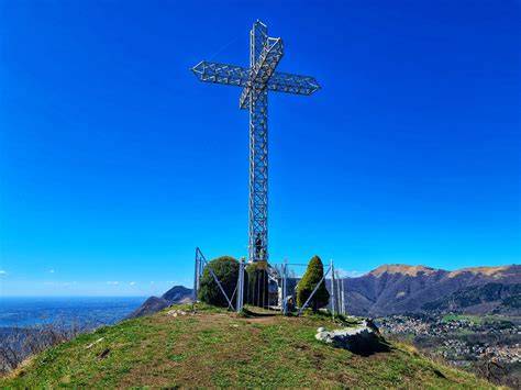 Il Monte Megna con croce panoramica