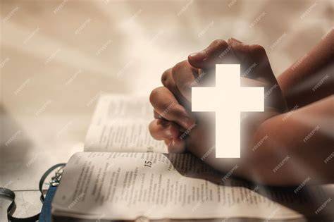 Mani unite durante una preghiera cristiana