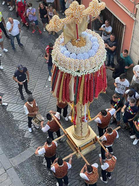 Disposizione simmetrica dei candelieri