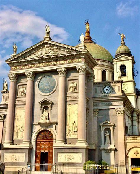Facciata della Basilica Maria Ausiliatrice Torino