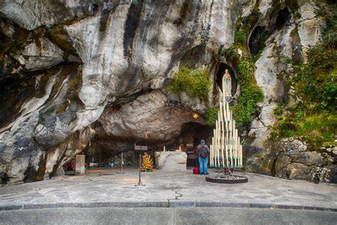 Grotta di Massabielle Lourdes Bernadette