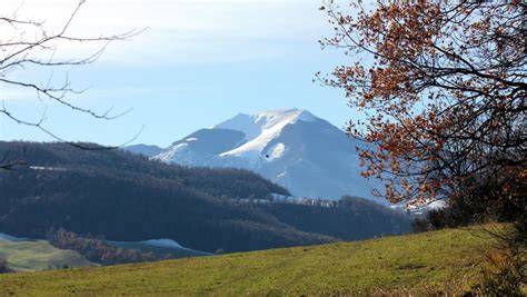 Monte Catria e paesaggio di Cantiano