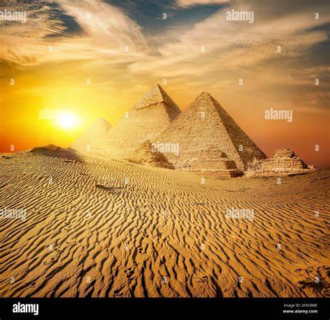 Piramide egizia nel deserto messicano