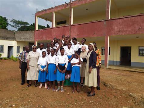 Gruppo missionario e scuola in Camerun