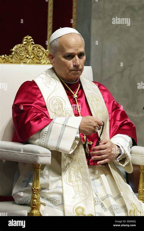 Fedeli riuniti nella Basilica San Pio X