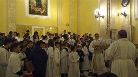 Giovani ministranti durante celebrazione liturgica