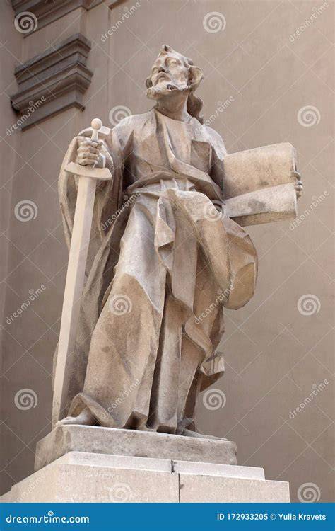 Statua di San Paolo con spada e libro