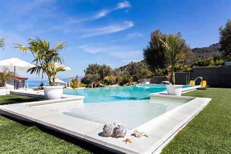 Giardino e spiaggia privata in Liguria