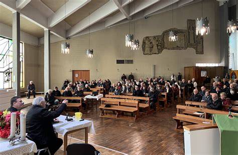 Giovani cattolici durante assemblea sinodale