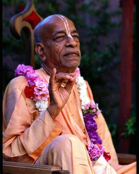Srila Prabhupada durante una cerimonia Hare Krishna