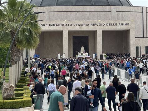 Fedeli in preghiera davanti al Santuario di Pompei