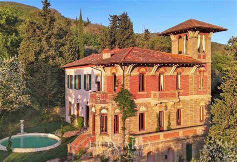 Villa seicentesca con parco e uliveto in Toscana