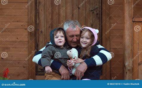 Nonno abbraccia nipote in famiglia
