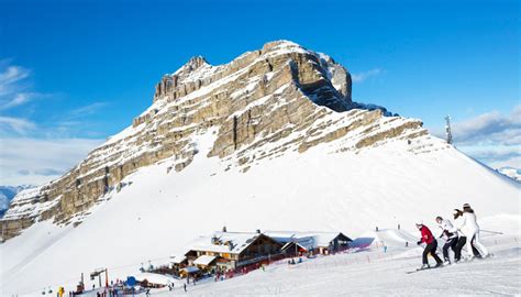 Motociclista sulle strade alpine di Madonna di Campiglio