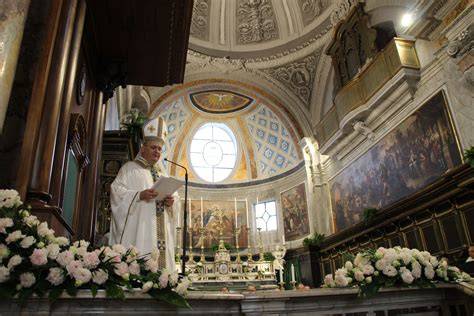 omelia in chiesa durante celebrazione religiosa