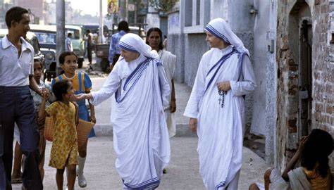 Madre Teresa tra i poveri di Calcutta