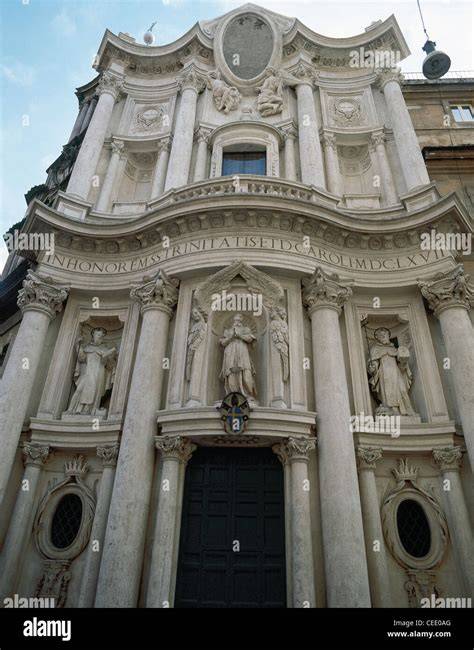Facciata barocca con Annunciazione