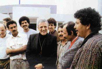 Don Tonino Bello con immigrati