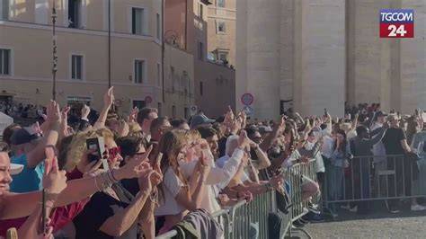 Folla in piazza durante celebrazione gioiosa