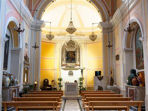 Interno colorato del Santuario Madonna del Ponte