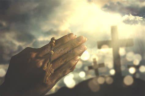 Persona che prega il Rosario