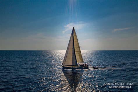 Suore in barca a vela durante navigazione