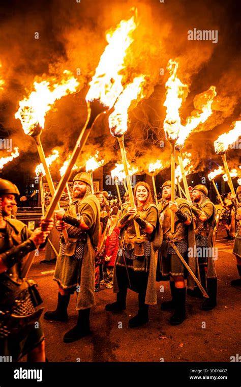 Processione notturna con fiaccole a Lourdes