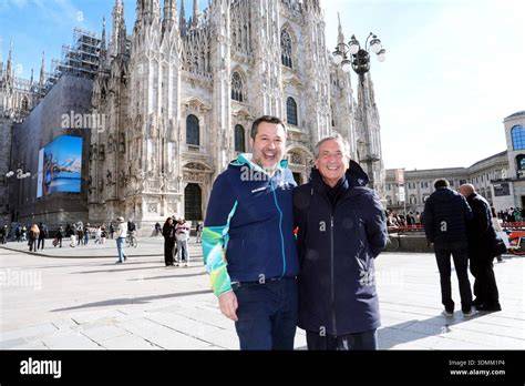 Matteo Salvini bacia Rosario in piazza Duomo